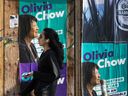 Un piéton passe devant les affiches de la candidate à la mairie de Toronto, Olivia Chow.