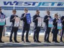 Des membres de l'Air Line Pilots Association manifestent dans le cadre de négociations contractuelles devant le siège social de WestJet à Calgary, en Alberta, le vendredi 31 mars 2023. LA PRESSE CANADIENNE/Jeff McIntosh