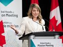 La ministre des Affaires étrangères, Mélanie Joly, prononce une allocution lors de la réunion mondiale des chefs de mission sur l'initiative sur l'avenir de la diplomatie à Ottawa, le mercredi 7 juin 2023. 
