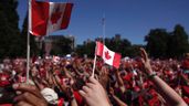 Les gens célèbrent la fête du Canada à Victoria, en Colombie-Britannique, en 2017.