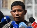Manuel Ranoque, père de deux des quatre enfants indigènes retrouvés vivants après avoir été perdus pendant 40 jours dans la forêt amazonienne colombienne à la suite d'un accident d'avion, s'entretient avec la presse à Bogota, dimanche 11 juin 2023.