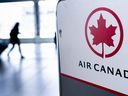 Un passager passe devant le comptoir d'enregistrement d'Air Canada à l'aéroport international Montréal-Trudeau de Montréal, le mercredi 8 avril 2020.