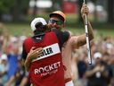 Rickie Fowler et son cadet, Ricky Romano, célèbrent sur le 18e green après avoir remporté le Rocket Mortgage Classic au Detroit Golf Club le 2 juillet 2023 à Detroit.