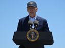 Le président américain Joe Biden prononce un discours sur les efforts environnementaux de son administration au Lucy Evans Baylands Nature Interpretive Center and Preserve à Palo Alto, en Californie.