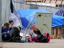 Un campement de sans-abri au centre-ville d'Edmonton est photographié le 22 avril.
