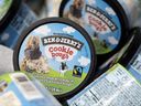 La crème glacée Ben & Jerry's est stockée dans une glacière lors d'un événement où les fondateurs Jerry Greenfield et Ben Cohen ont donné de la crème glacée pour attirer l'attention sur la réforme de la police à la Cour suprême des États-Unis le 20 mai 2021 à Washington, DC