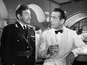 Le film Casablanca, réalisé par Michael Curtiz.  Vu ici de gauche, Claude Rains comme capitaine Renault et Humphrey Bogart comme Rick Blaine.