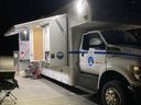 Un véhicule de soutien Coquitlam Search and Rescue mis en place la nuit.