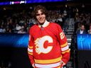 Aydar Suniev célèbre après avoir été sélectionné au troisième tour par les Flames de Calgary lors du repêchage de la LNH au Bridgestone Arena de Nashville le jeudi 29 juin 2023.