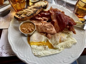 L'assiette Gros Jambon du Janine Cafe fait l'affaire après une sortie nocturne à Montréal.
