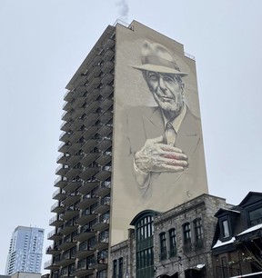 La murale de 21 étages à Leonard Cohen sur la rue Crescent à Montréal.