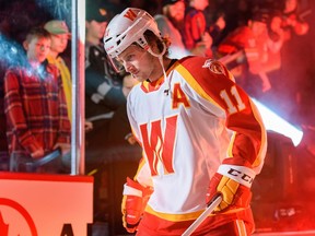 Matthew Phillips des Wranglers de Calgary entre sur la glace pour un match contre les Firebirds de Coachella Valley au Scotiabank Saddledome le dimanche 16 octobre 2022.
