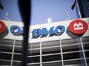 Une enseigne de la Banque de Montréal (BMO) se reflète sur une surface dans le quartier financier de Toronto.