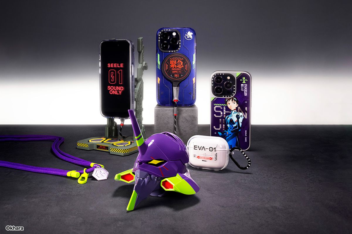 Smartphones dans divers boîtiers, dont un inspiré de l'unité Eva-01 et Shinji Ikari de Neon Genesis Evangelion
