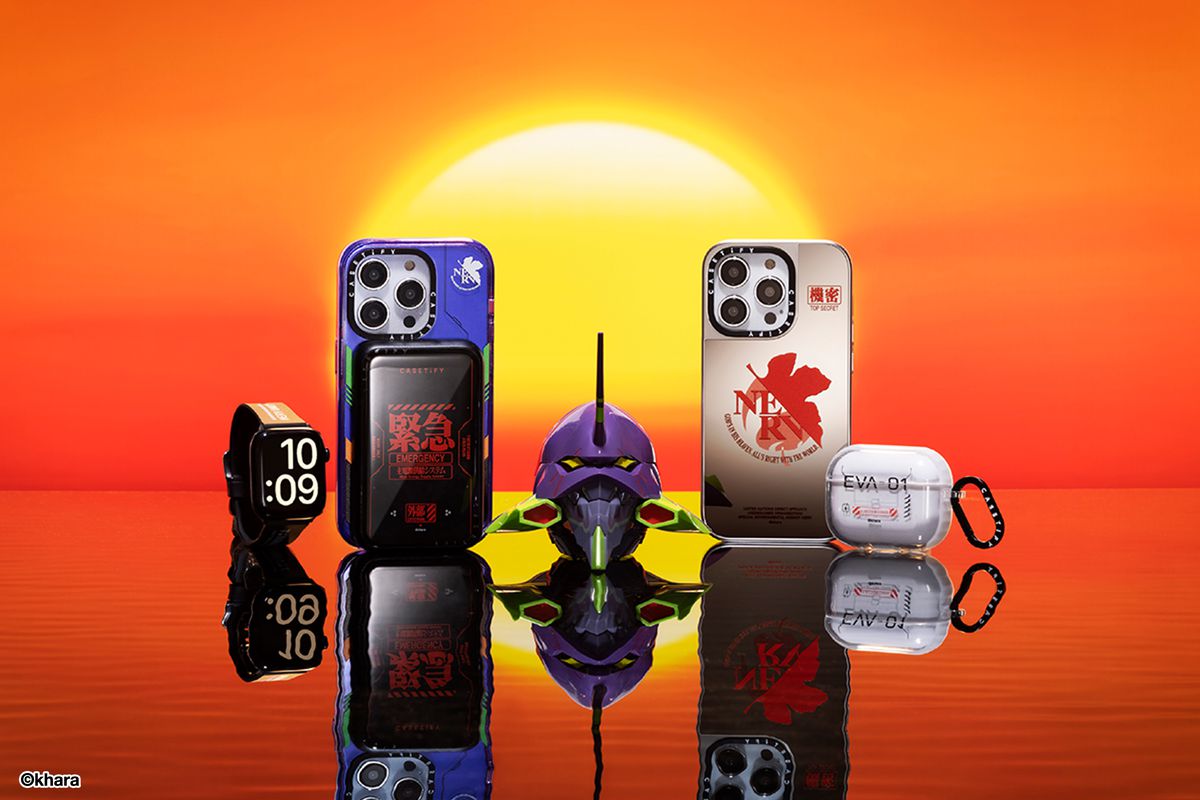 Une photo de produit de la collaboration Casetify Neon Genesis Evangelion, comprenant des étuis de téléphone, des bracelets de montre et des étuis AirPod Pro devant un coucher de soleil simulé