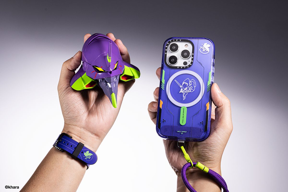 Une photo de produit de la collaboration Casetify Neon Genesis Evangelion, avec une paire de mains tenant des étuis AirPod sur le thème Eva-01, un étui de téléphone et un bracelet en corde, et un bracelet de montre