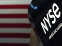 Un signe NYSE est visible sur le sol à la Bourse de New York.