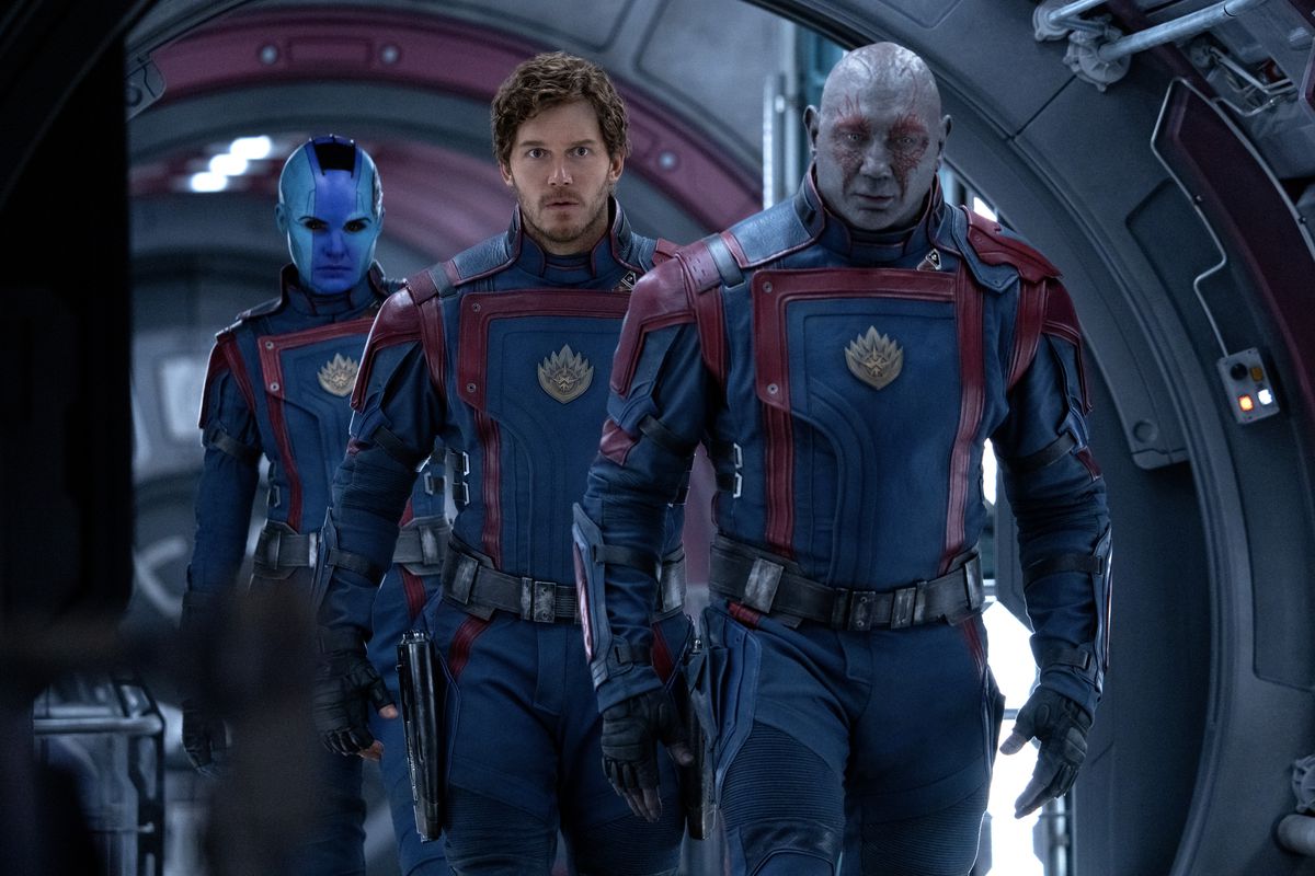 Star-Lord (Chris Pratt), Drax le Destructeur (Dave Bautista) et Nebula (Karen Gillan) traversent le couloir d'un navire en uniforme dans Les Gardiens de la Galaxie Vol.  3