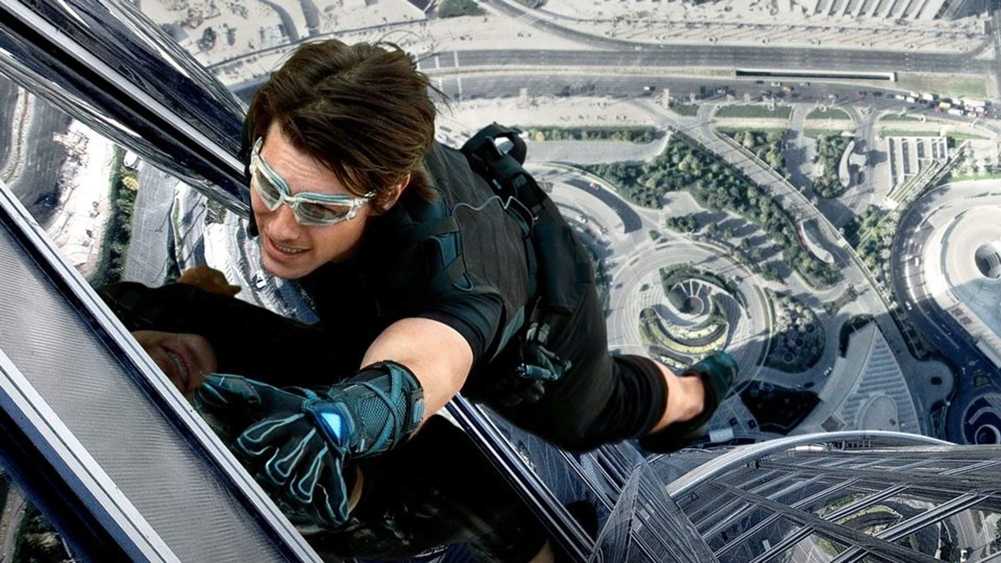 Tom Cruise escalade un bâtiment dans Mission Impossible Ghost Protocol