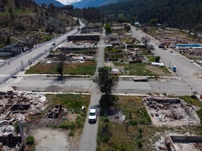 Des structures qui ont été détruites par un incendie de forêt sont visibles à Lytton, en Colombie-Britannique, le mardi 14 juin 2022.