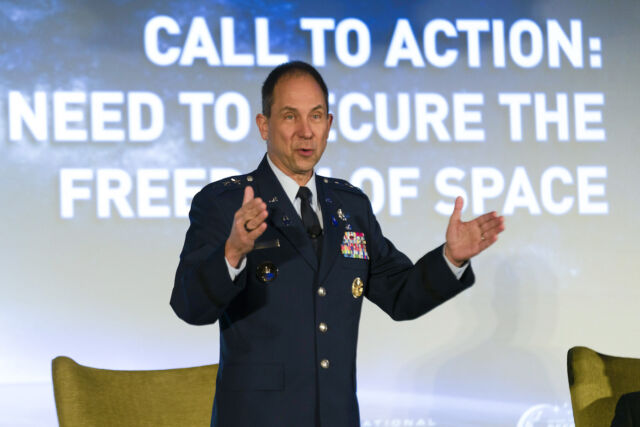 Le lieutenant-général John Shaw, chef adjoint du Commandement spatial américain, prend la parole lors de la conférence spatiale 2023 de la National Security Space Association sur la défense et l'industrie.