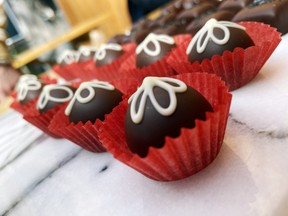 Il est difficile de choisir un seul morceau de chocolat chez Chocolate Tofino.  (EDDIE CHAU/Toronto Sun)