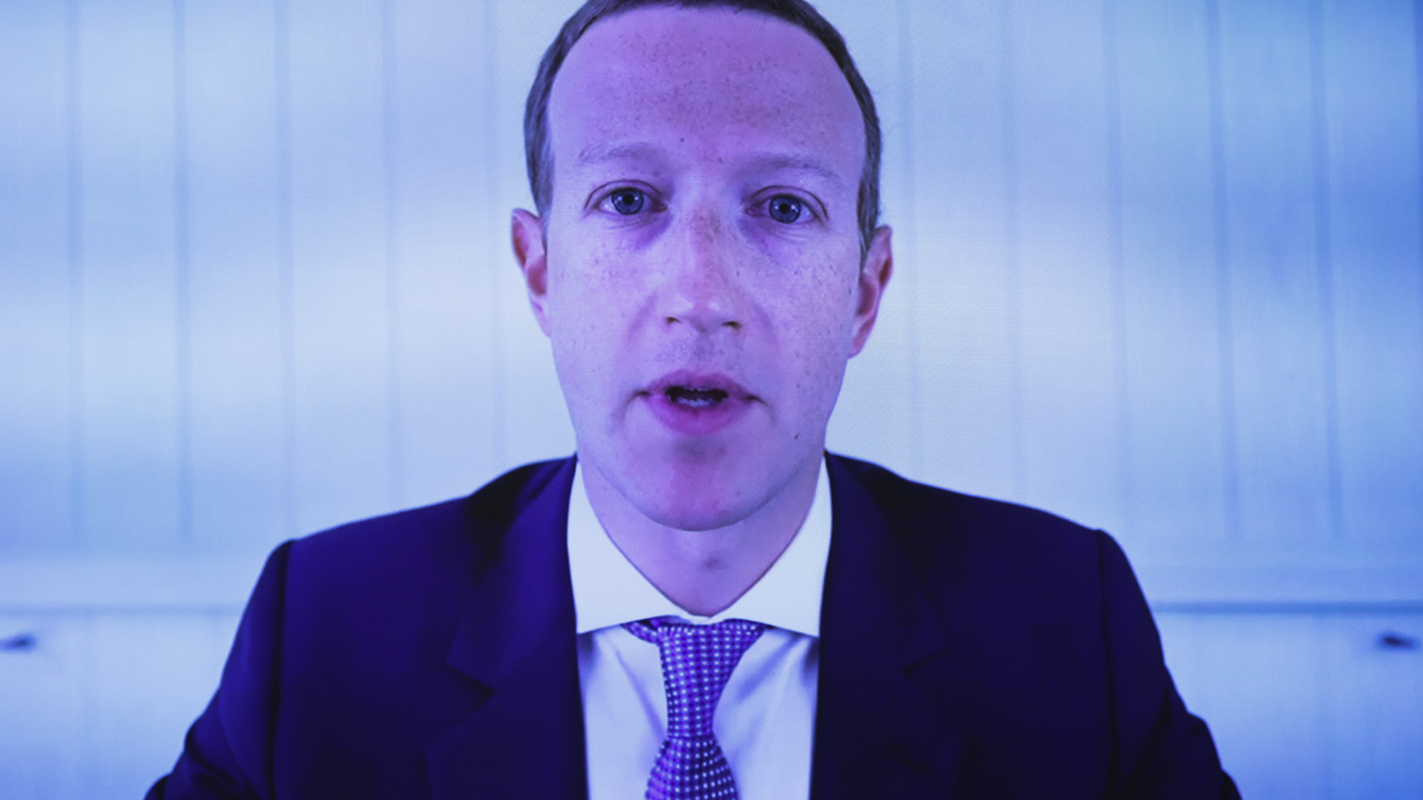 Mark Zuckerburg s'adressant à la caméra, bleui