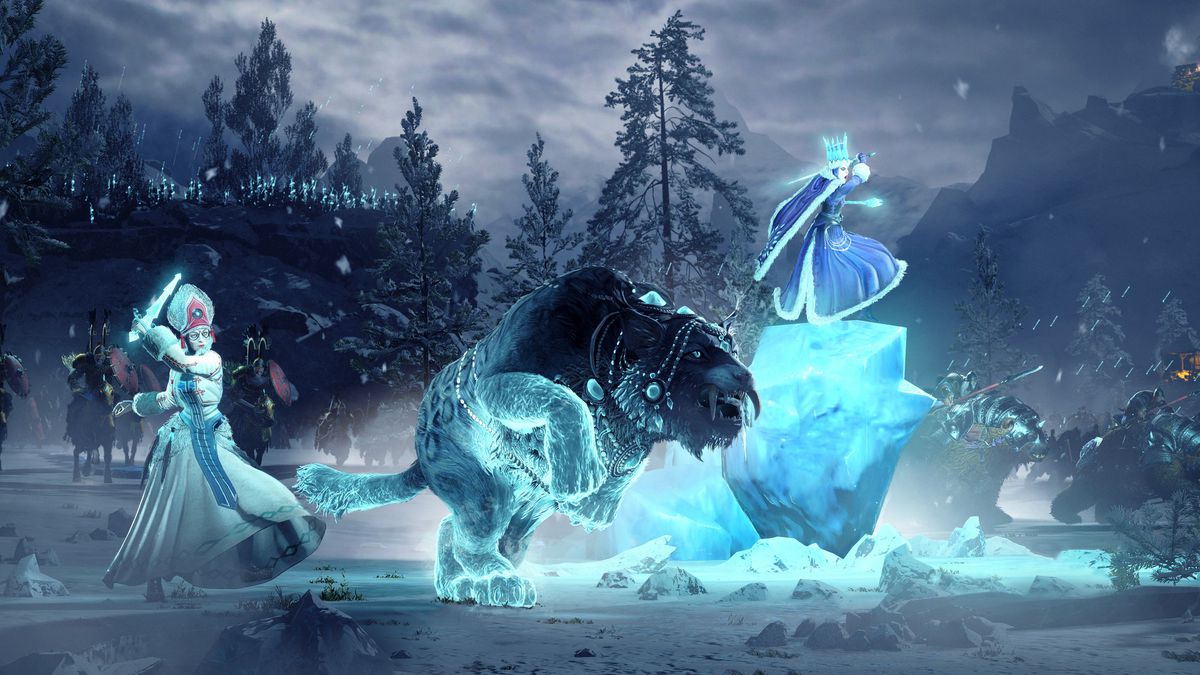Tzarina Katarin et une sorcière des glaces chargent au combat aux côtés d'un léopard des neiges de Kislev dans Total War: Warhammer 3