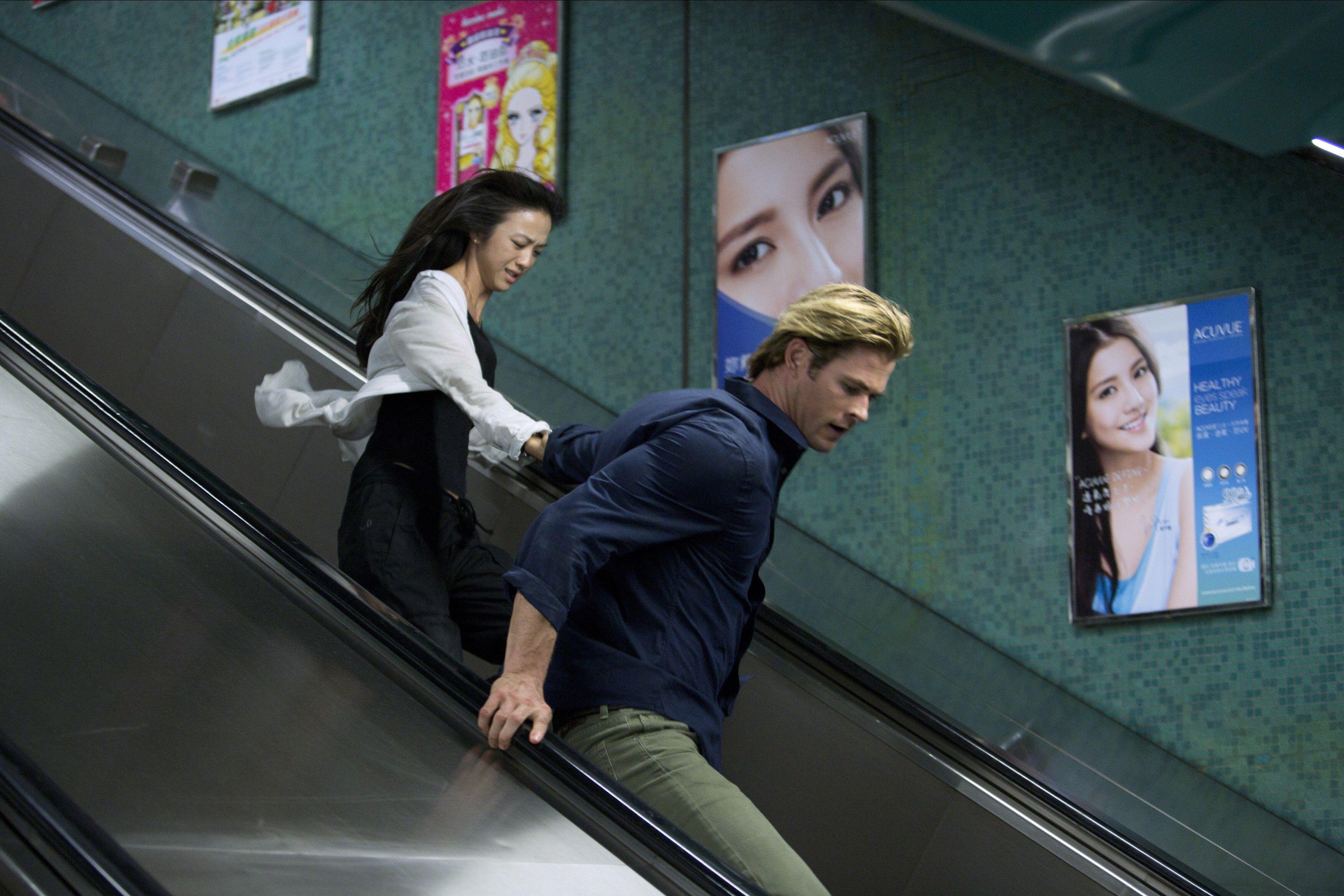 Nicholas Hathaway (Chris Hemsworth) et Chen Lien (Tang Wei) descendent un escalator à Blackhat