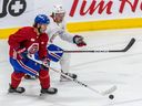 Les meilleurs espoirs des Canadiens de Montréal Joshua Roy, en rouge, et Riley McKay, en blanc, au camp de perfectionnement des Canadiens au Complexe sportif Bell de Brossard le lundi 3 juillet 2023.