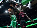 L'attaquant des Raptors de Toronto Pascal Siakam (43) se défend contre le gardien des Boston Celtics Jaylen Brown (7) en seconde période au TD Garden.