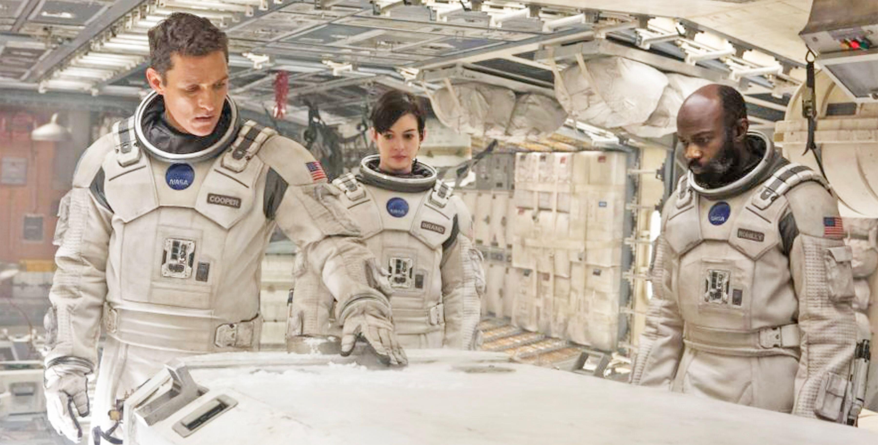 (De gauche à droite) Matthew McConaughey, Anne Hathaway et David Gyasi en combinaisons spatiales dans Interstellar