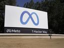 Le logo Meta de Facebook sur un panneau au siège de la société à Menlo Park, en Californie.