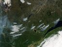Cette image de l'Observatoire de la Terre de la NASA prise le 3 juin 2023 montre de la fumée s'échappant des incendies au Québec.