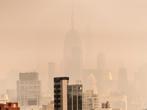 La fumée des incendies de forêt au Canada enveloppe l'Empire State Building de New York.