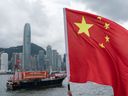 Des bateaux de pêche arborent des drapeaux chinois et hongkongais lors d'un défilé dans le port de Victoria alors que Hong Kong célèbre le 26e anniversaire de son transfert de la Grande-Bretagne à la Chine le 1er juillet. 