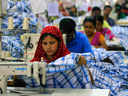 Travailleurs dans une usine de confection au Bangladesh.  Le pays est le deuxième exportateur mondial de vêtements.