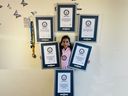 Mamathi Vinoth, 9 ans, est montrée avec ses records du monde Guinness sur une photo non datée.  Vinoth a pratiqué le hula hoop presque tous les jours après l'école jusqu'à l'heure du coucher avant de tourner et de se frayer un chemin à travers trois records du monde Guinness.