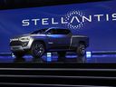DOSSIER – La camionnette électrique à batterie Ram 1500 Revolution est présentée sur scène lors du discours d'ouverture de Stellantis au salon technologique CES le 5 janvier 2023 à Las Vegas. 