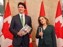 Le premier ministre Justin Trudeau et la ministre des Finances Chrystia Freeland s'adressent aux médias lors de la tenue du budget 2023-2024, sur la colline du Parlement à Ottawa, le 28 mars. 