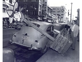 Une pancarte du Stampede de Calgary de 1948 heurte une voiture