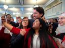 Le premier ministre Justin Trudeau pose pour des photos avec de nouveaux Canadiens lors d'une cérémonie de citoyenneté à l'Université Acadia à Wolfville, en Nouvelle-Écosse, le 3 mars 2020.