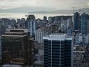 Des tours de bureaux, des condos et des immeubles d'appartements sont visibles au centre-ville et dans l'ouest de Vancouver.  CBRE indique que le taux national d'inoccupation des bureaux au Canada a grimpé au deuxième trimestre.