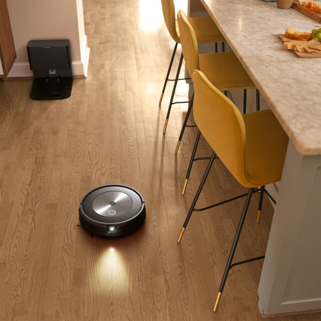Aspirateur robot iRobot Roomba j7+. 