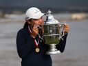 Allisen Corpuz, des États-Unis, célèbre avec le trophée Harton S. Semple après avoir remporté l'US Women's Open à Pebble Beach Golf Links le dimanche 9 juillet 2023 à Pebble Beach, en Californie.