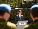 Le premier ministre canadien Justin Trudeau tient une conférence de presse conjointe avec le premier ministre letton après leur visite au groupement tactique multinational de présence avancée renforcée de l'OTAN dirigé par le Canada dans la base militaire d'Adazi à Riga, en Lettonie, le 10 juillet 2023.