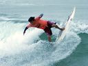 Mikala Jones participe à une compétition de surf à Huntington Beach, en Californie.