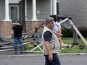 Une tornade s'est abattue dans la région de Barrhaven à Ottawa jeudi après-midi, arrachant des toits, brisant des fenêtres et éparpillant des débris, forçant certains résidents à fuir la région pour s'abriter.