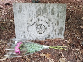 Une plaque dans un jardin de l'école secondaire MM Robinson à Burlington, en Ontario, commémore Leslie Mahaffy, qui était une élève de 9e année à l'école lorsqu'elle a été assassinée par Paul Bernardo et Karla Holmolka en 1991.