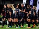 Les joueuses néo-zélandaises célèbrent un but lors du match de football amical international féminin contre le Vietnam.